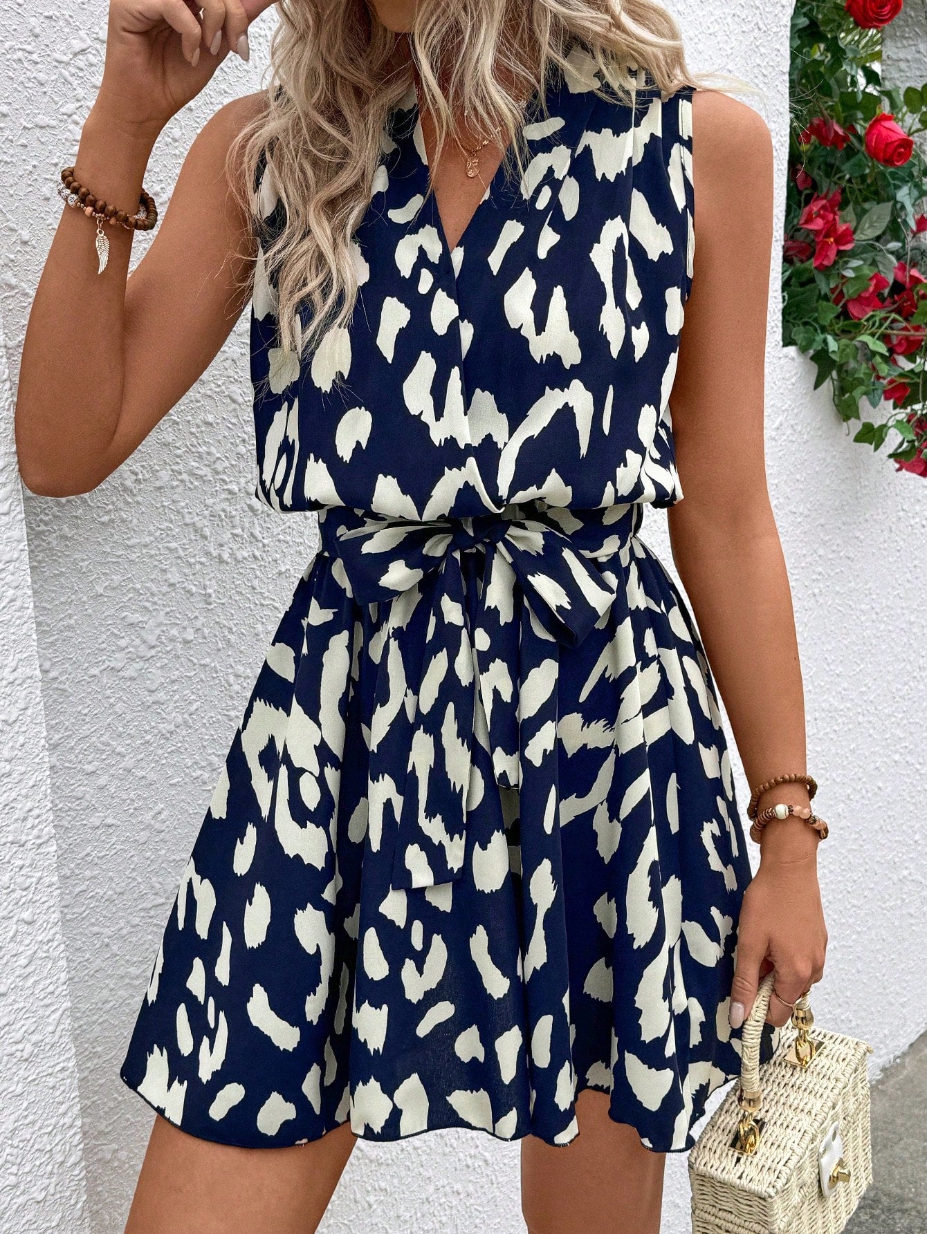 Vestido Curto Regata Estampado com Cinto