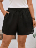 Short Plus Size Feminino com Cintura Elástica e Bordado Lateral