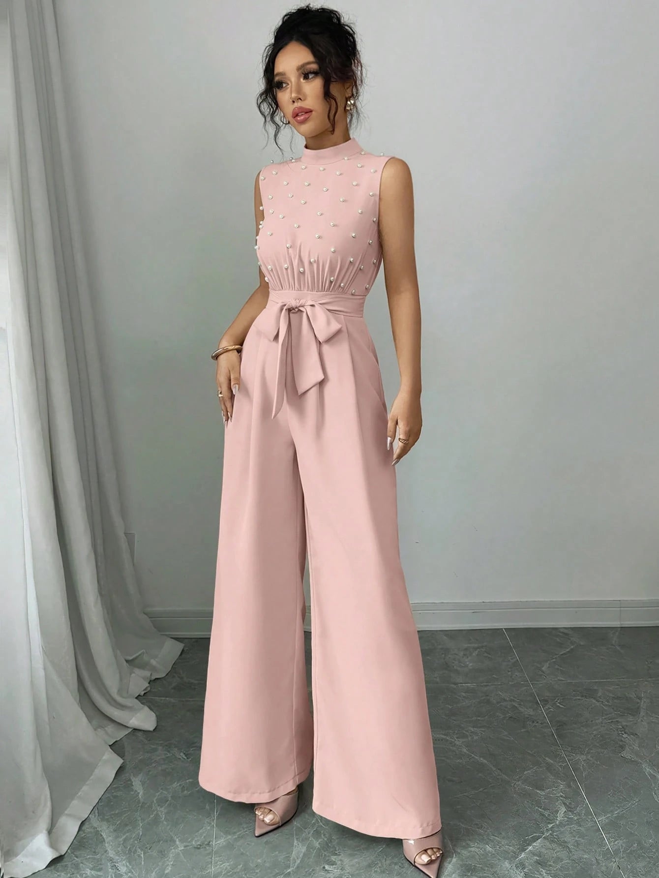 Macacão Feminino Elegante com Cinto na Cintura e Perólas