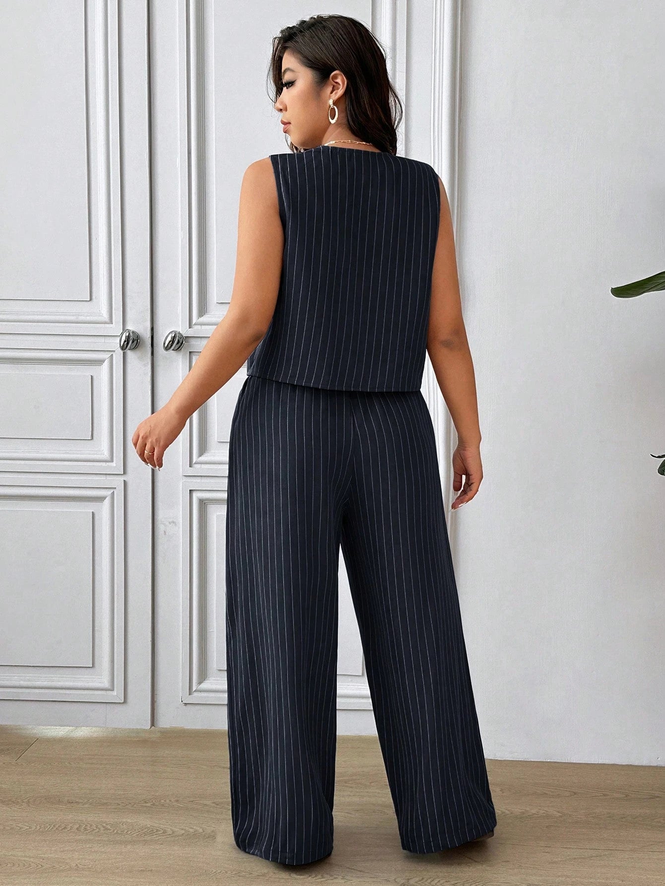 Conjunto Plus Size Alfaiataria Colete e Calça Risca de Giz