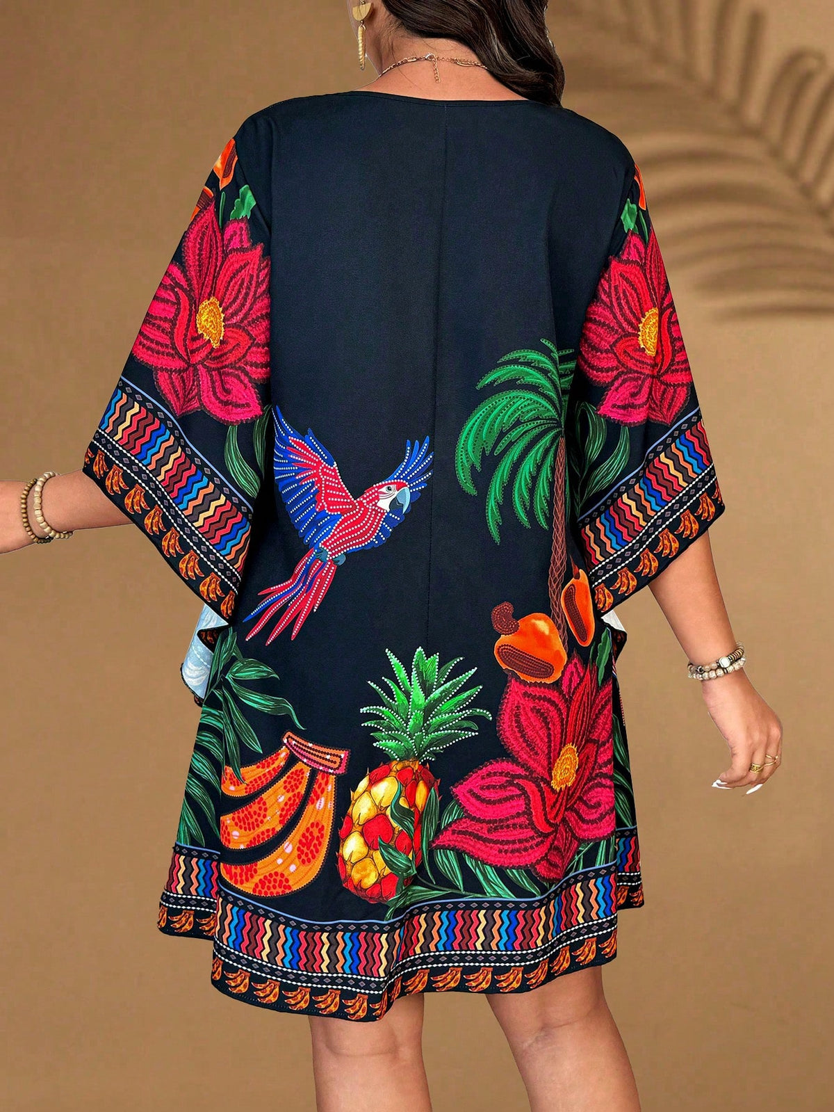 Vestido Curto Plus Size Meia Manga Estampa Tropical