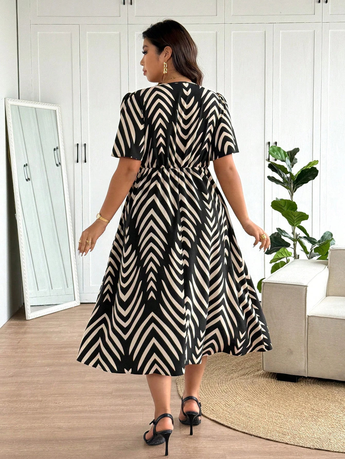 Vestido Midi Plus Size Casual Manga Curta Decote V Estampado 