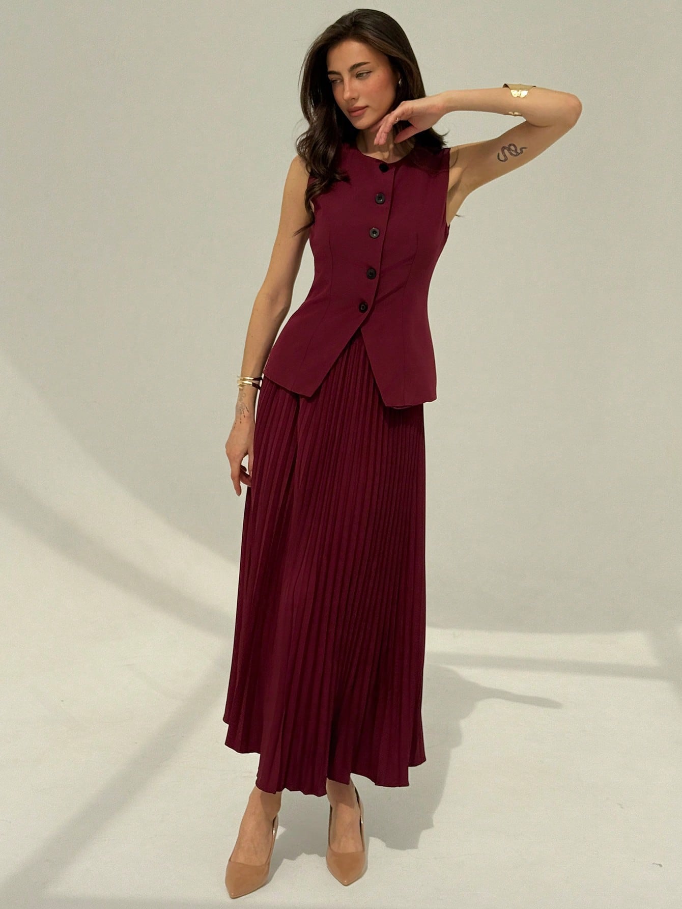 Conjunto Feminino Alfaiataria com Colete e Saia Plissada