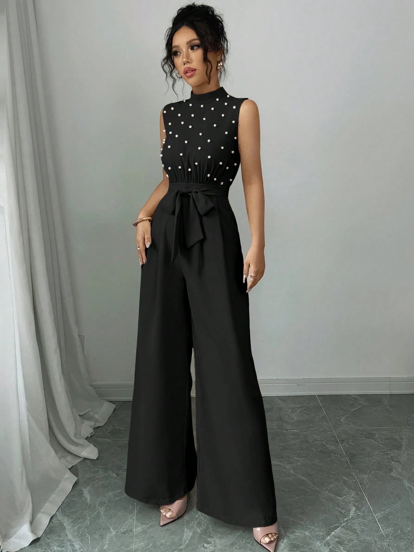 Macacão Feminino Elegante com Cinto na Cintura e Perólas