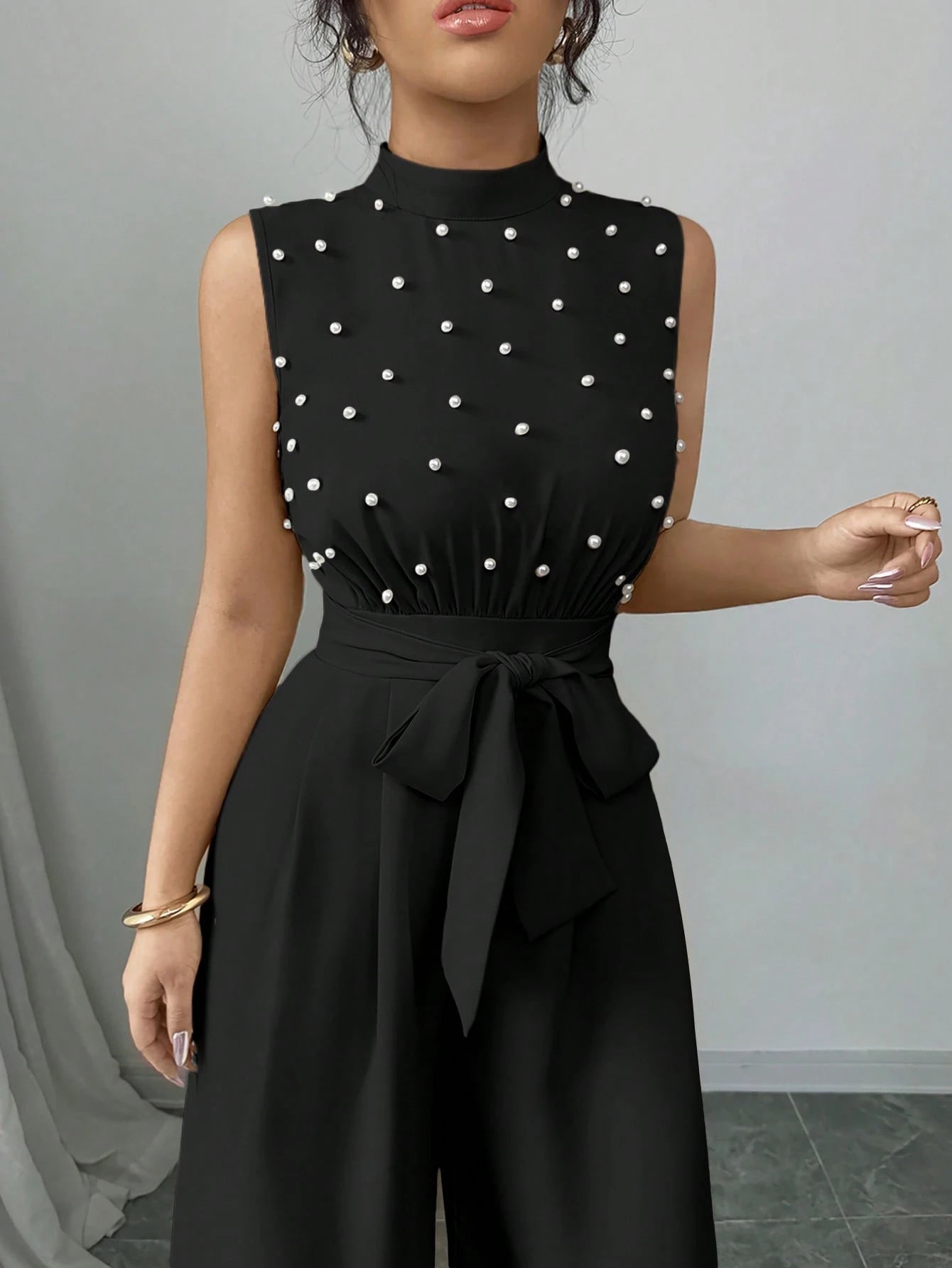 Macacão Feminino Elegante com Cinto na Cintura e Perólas