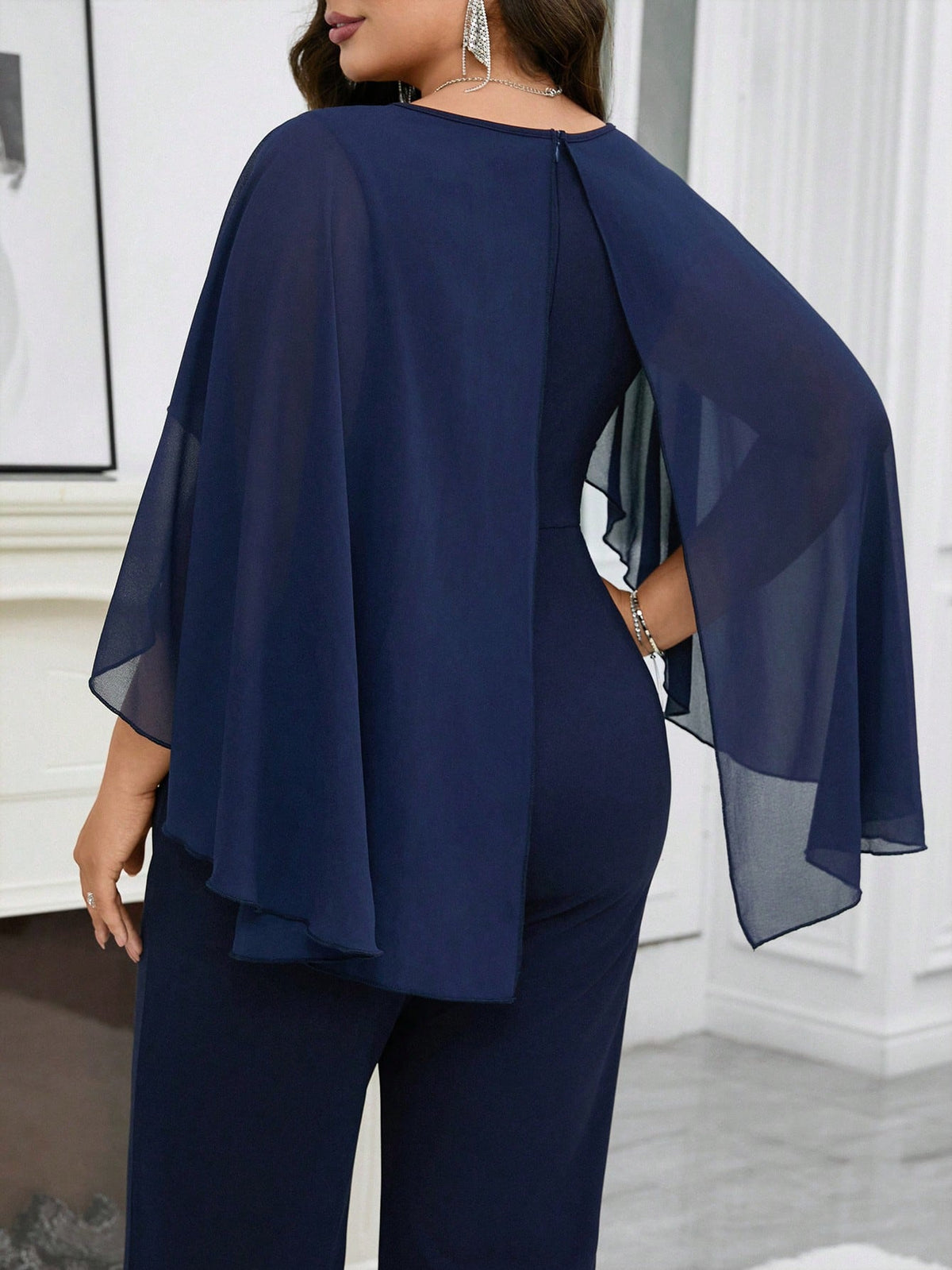 Macacão Elegante Plus Size para Festa com Capa