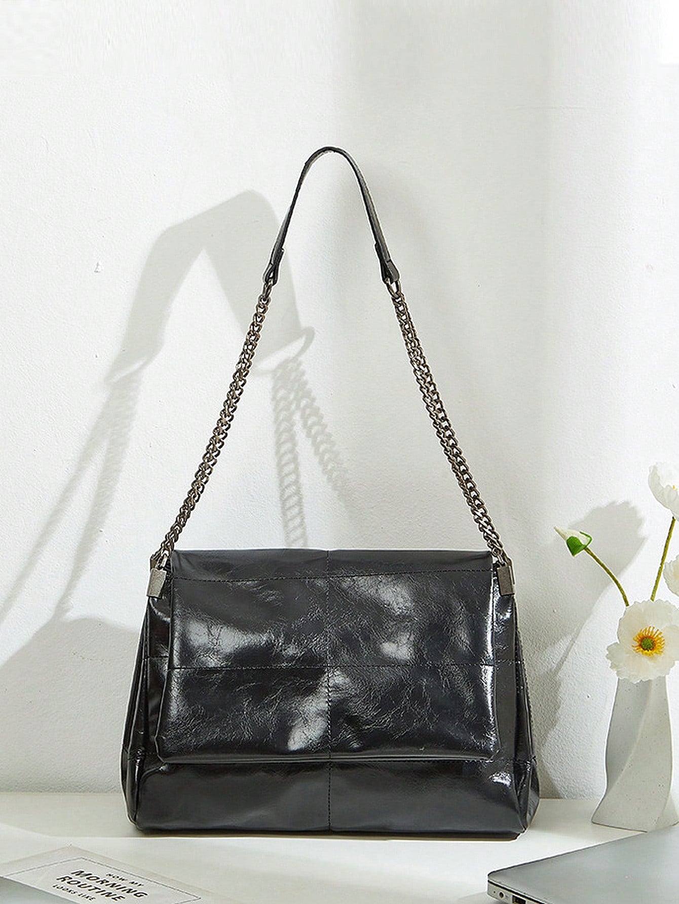 2025 Nova Bolsa Tote Commuter de Grande Capacidade, Bolsa de Ombro com Alça de Corrente da Moda e Elegante Vibração