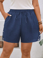 Short Plus Size Feminino com Cintura Elástica e Bordado Lateral