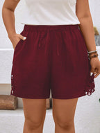 Short Plus Size Feminino com Cintura Elástica e Bordado Lateral