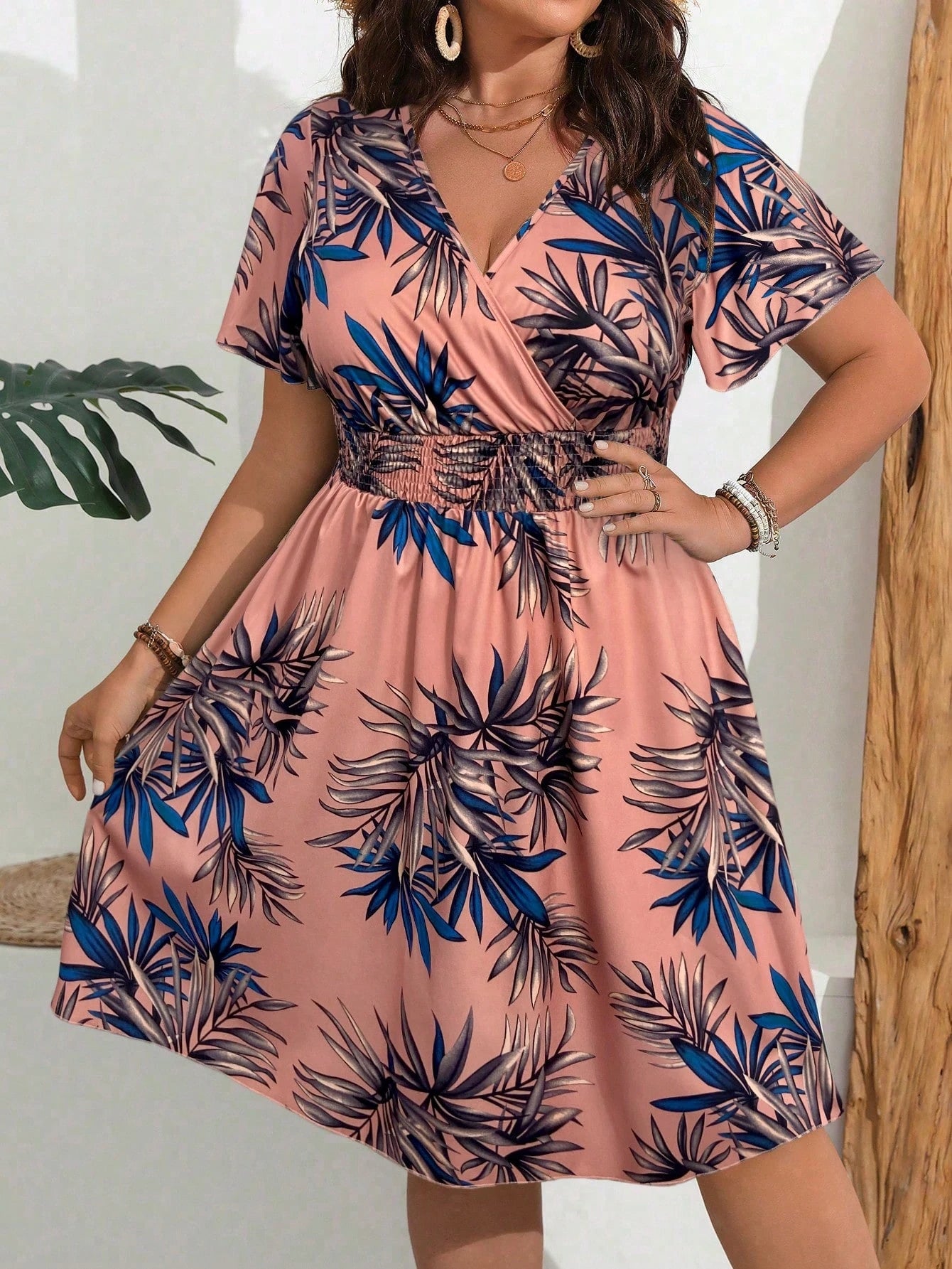 Vestido Curto Plus Size com Elástico Manga Curta