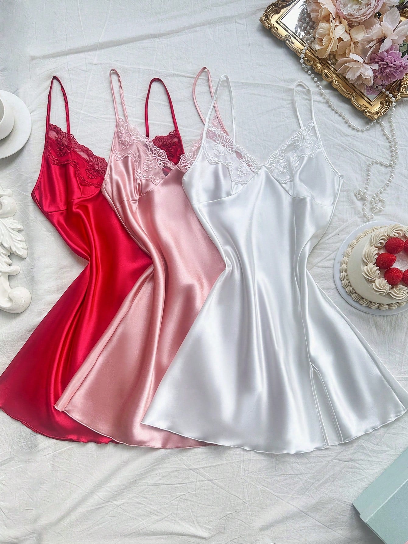 Kit com Três Camisolas Femininas de Cetim Sexy Bordada em Renda