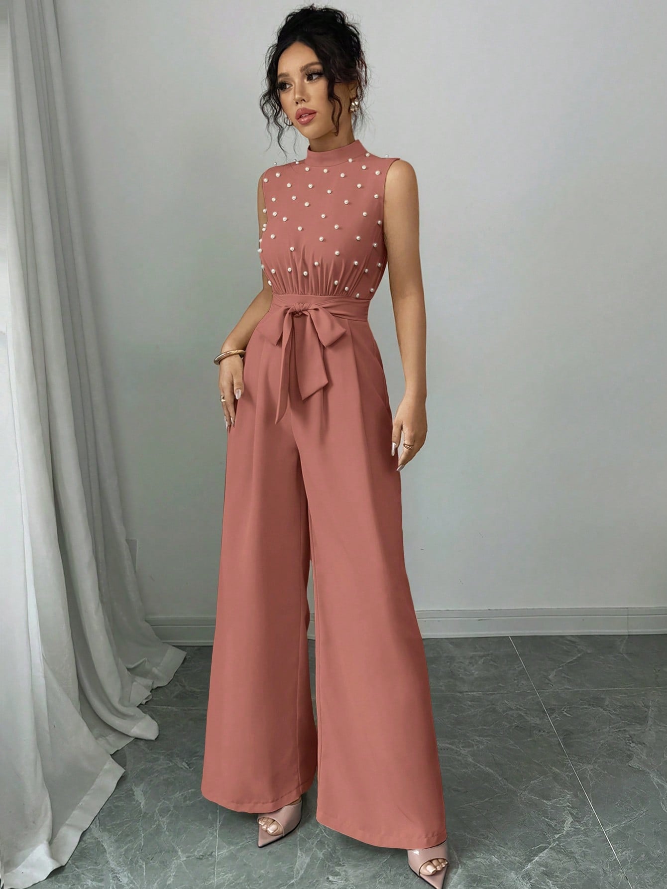 Macacão Feminino Elegante com Cinto na Cintura e Perólas