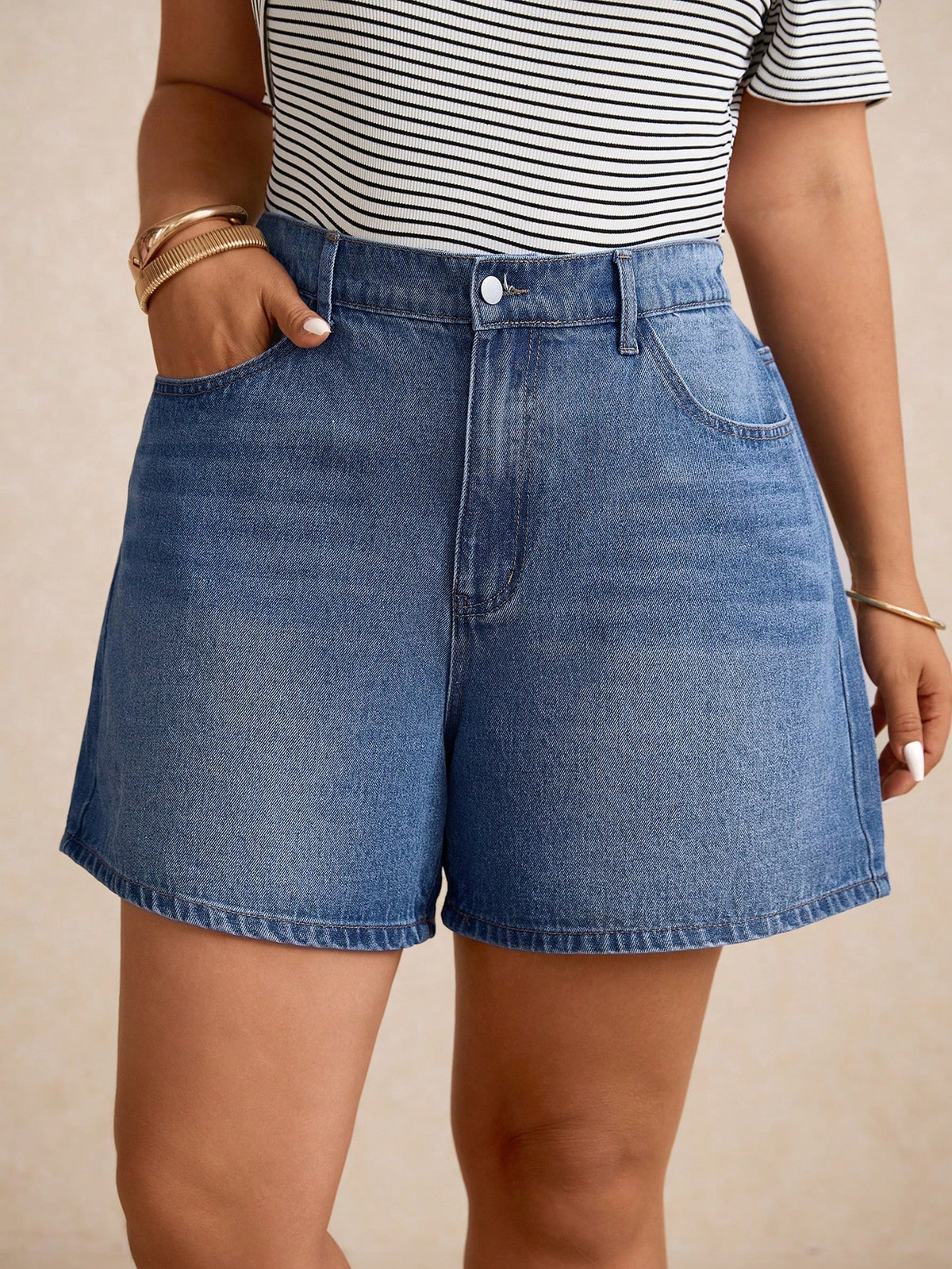 Short Jeans Plus Size Feminino com Bolsos
