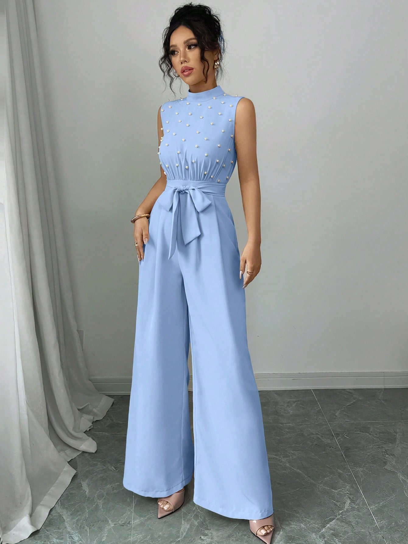 Macacão Feminino Elegante com Cinto na Cintura e Perólas
