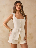 SHEIN BAE Conjunto de duas peças com blazer colete sem mangas de gola quadrada branco e abricó e shorts saia mini branca, adequado para praia, férias, brunch, convidado de casamento, conjunto de terno, conjunto branco de duas peças