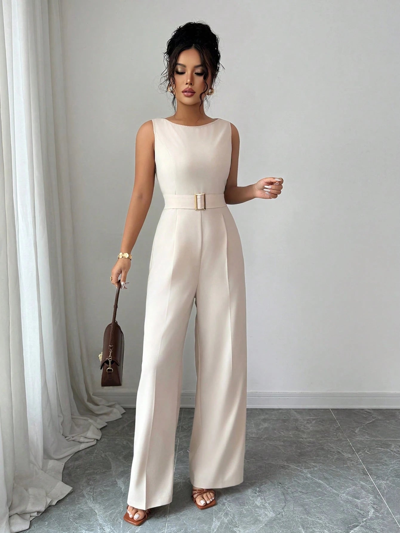 Macacão Feminino com Cinto Elegante Sem Mangas