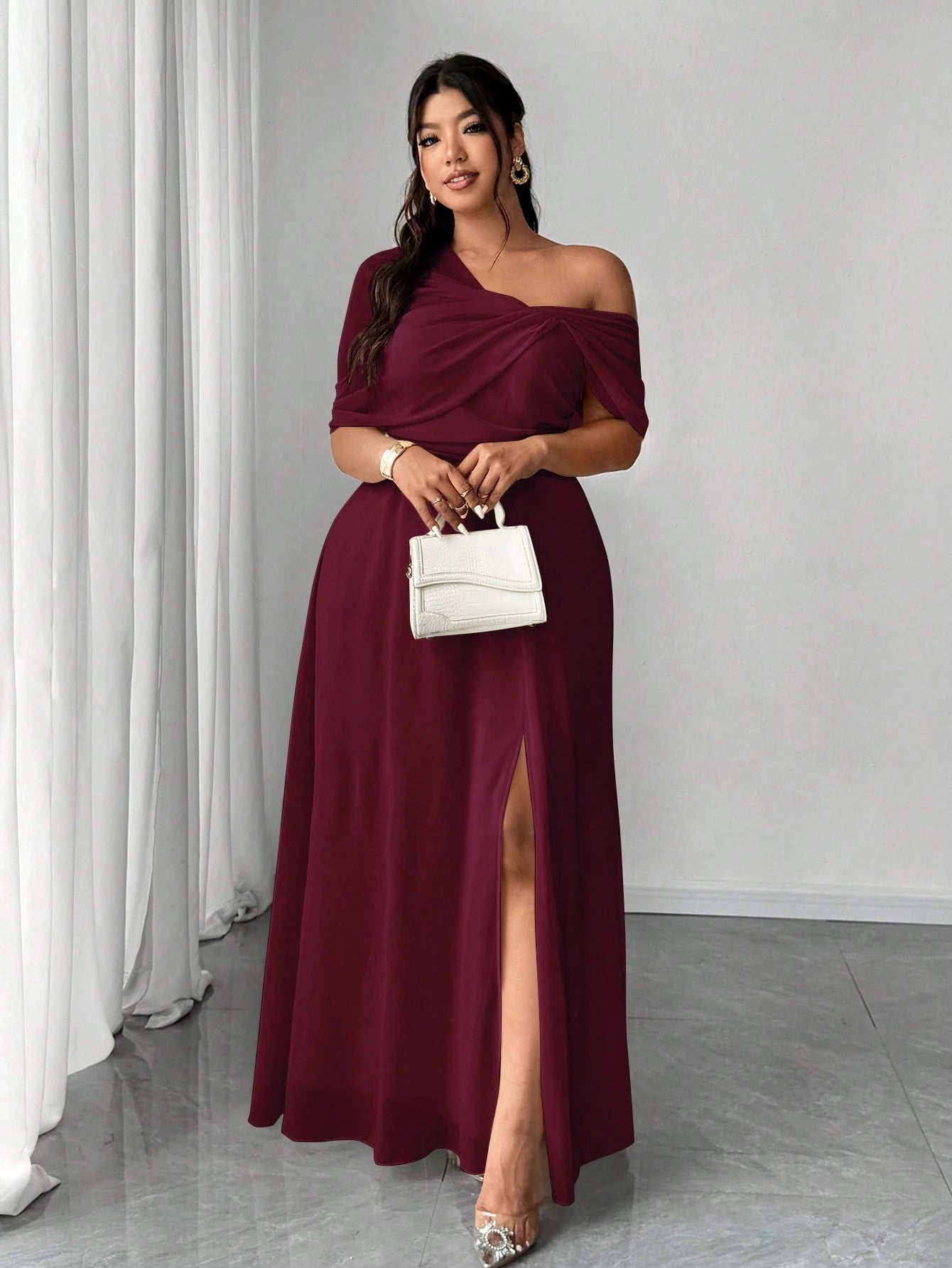 Vestido Longo Festa Convidada Plus Size Assimétrico em Chiffon com Fenda