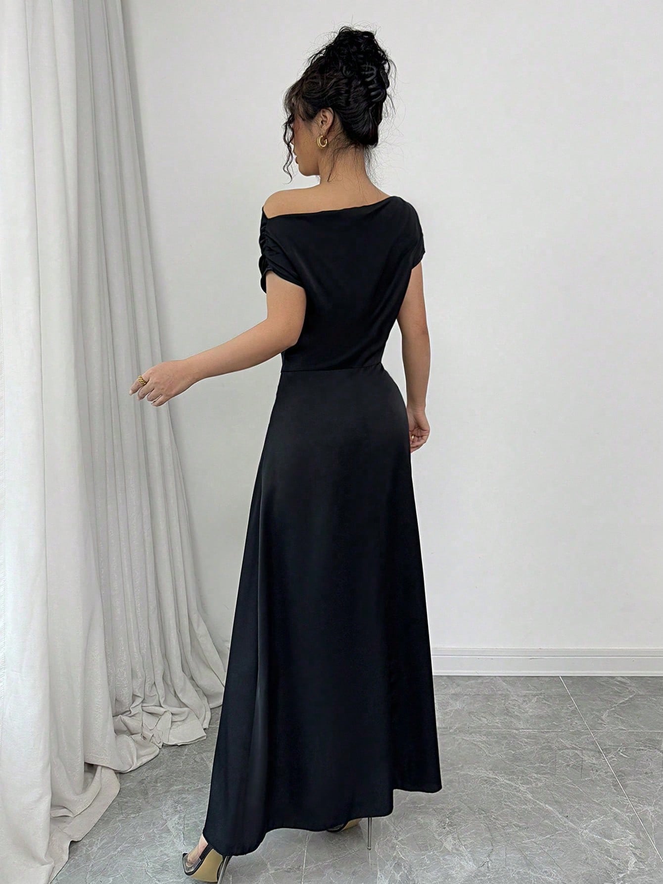 Vestido Feminino Midi de Festa Ombro e Bainha Assimétrica 