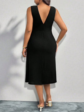 Vestido Plus Size Midi sem Manga com Detalhe no Ombro