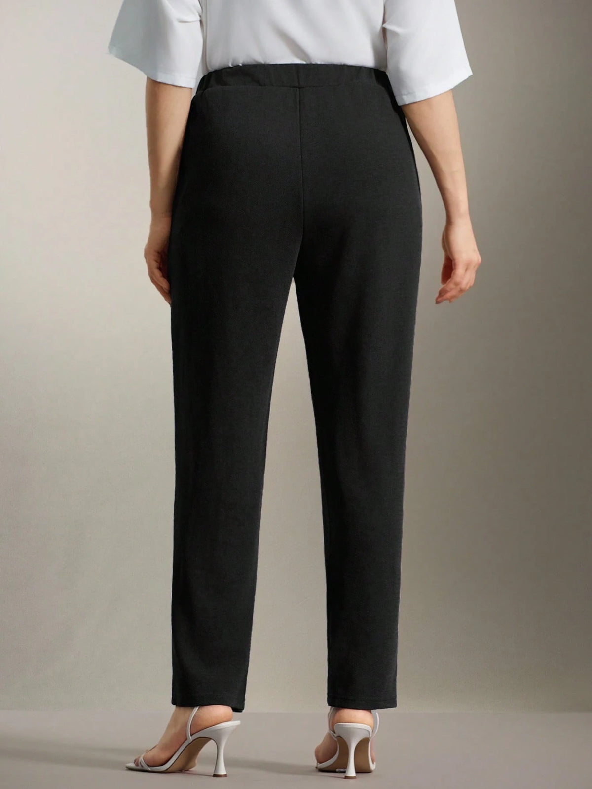 Calça Feminina Plus Size Reta Elegante com Botões