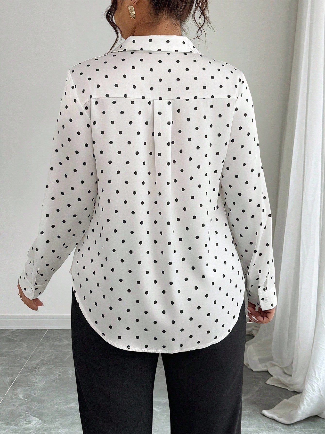 Camisa Feminina Plus Size Manga Longa Petit Poá 