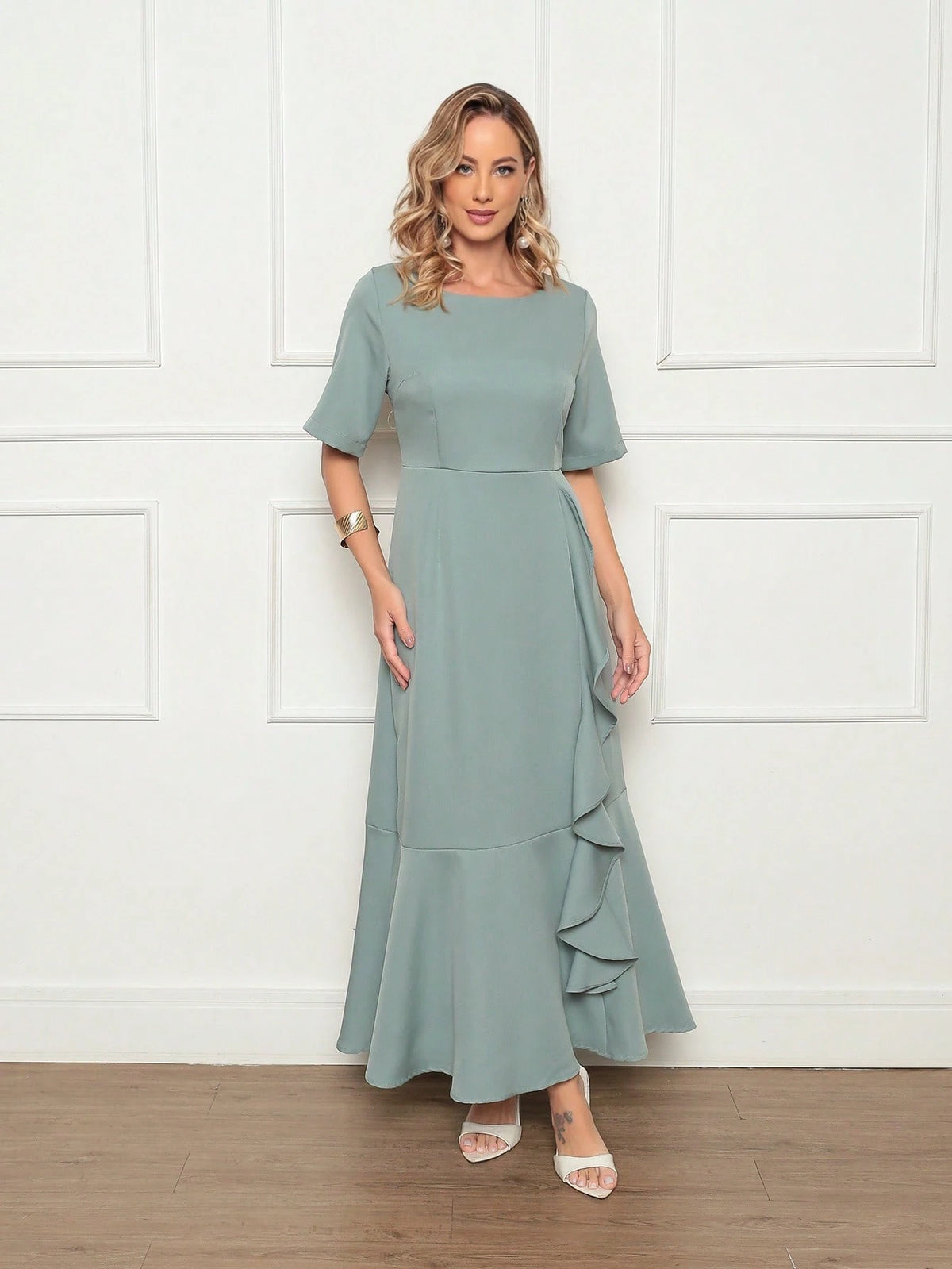 Vestido Longo Manga Curta Elegante com Detalhe em Babado