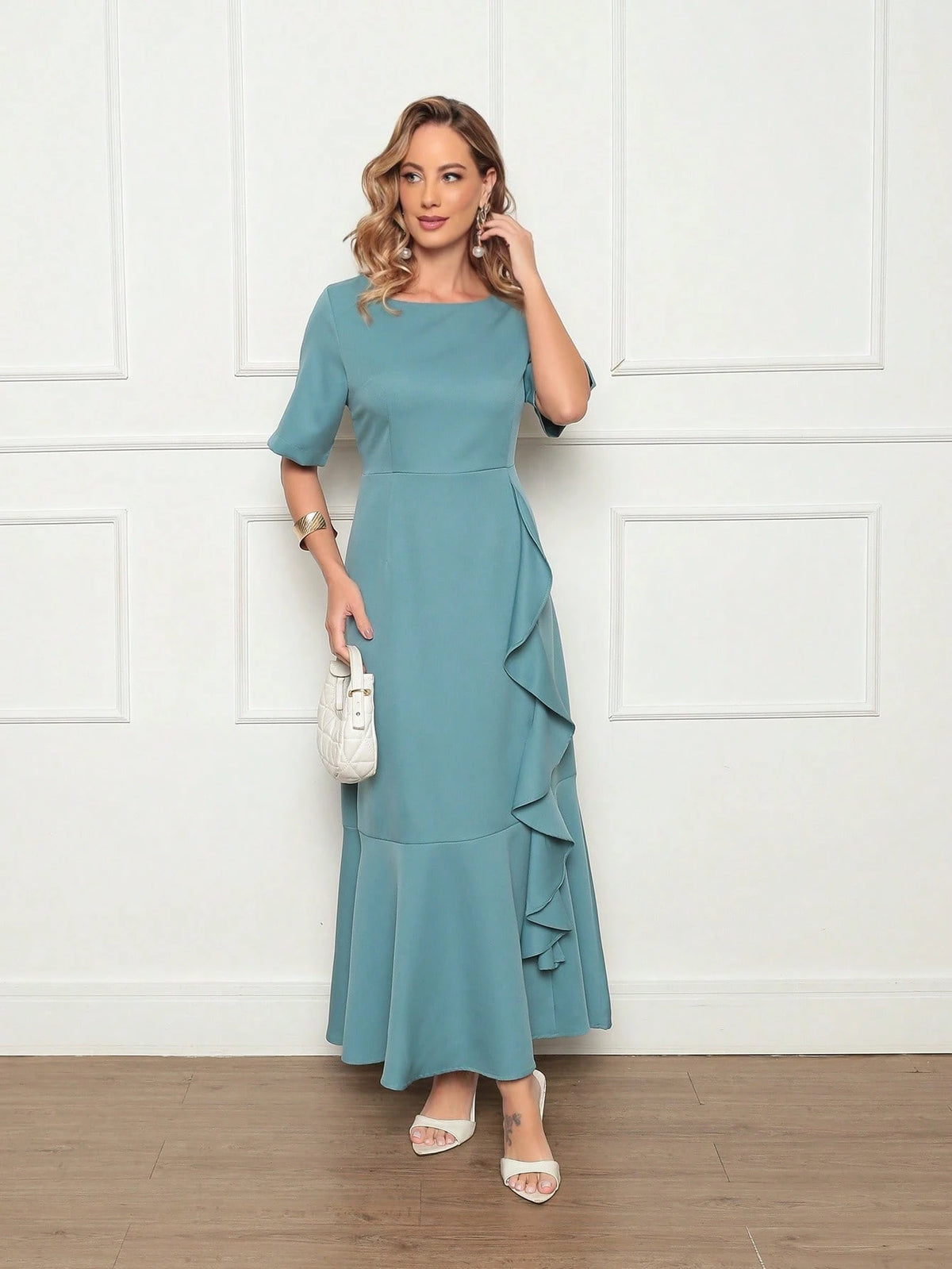 Vestido Longo Manga Curta Elegante com Detalhe em Babado