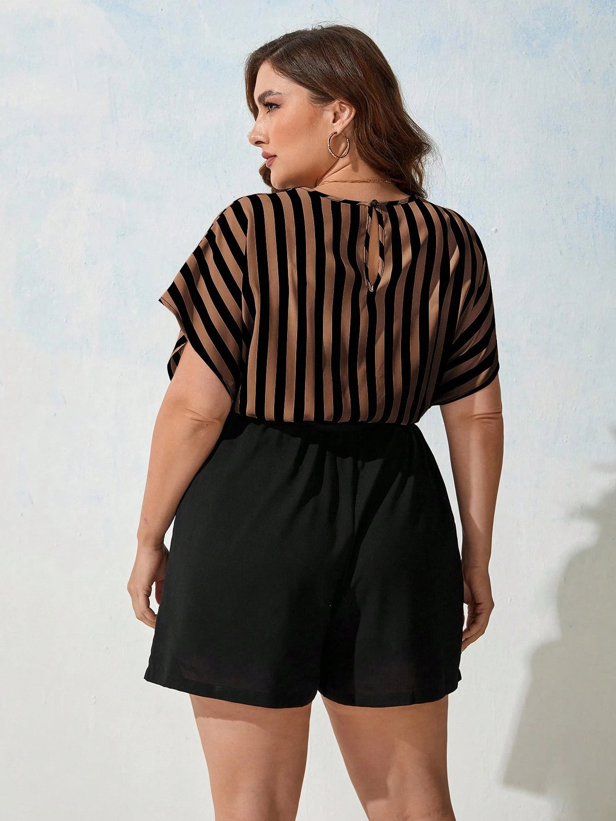 Macaquinho Plus Size Decote V Listrado