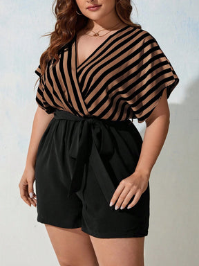 Macaquinho Plus Size Decote V Listrado