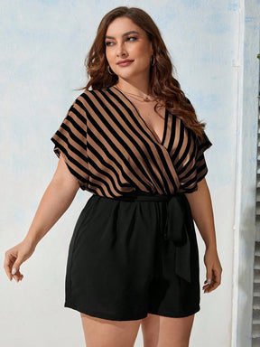 Macaquinho Plus Size Decote V Listrado