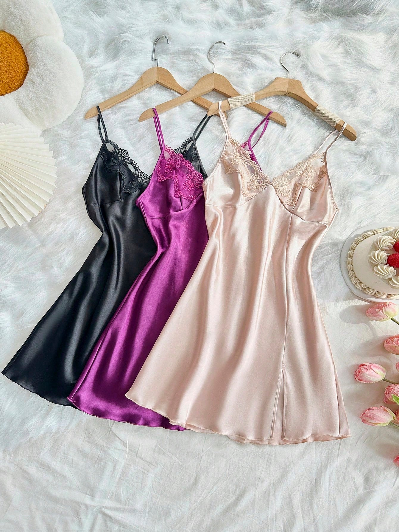 Kit com Três Camisolas Femininas de Cetim Sexy Bordada em Renda