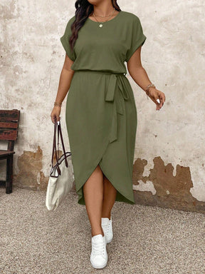 Vestido Midi Manga Curta Plus Size com Fenda