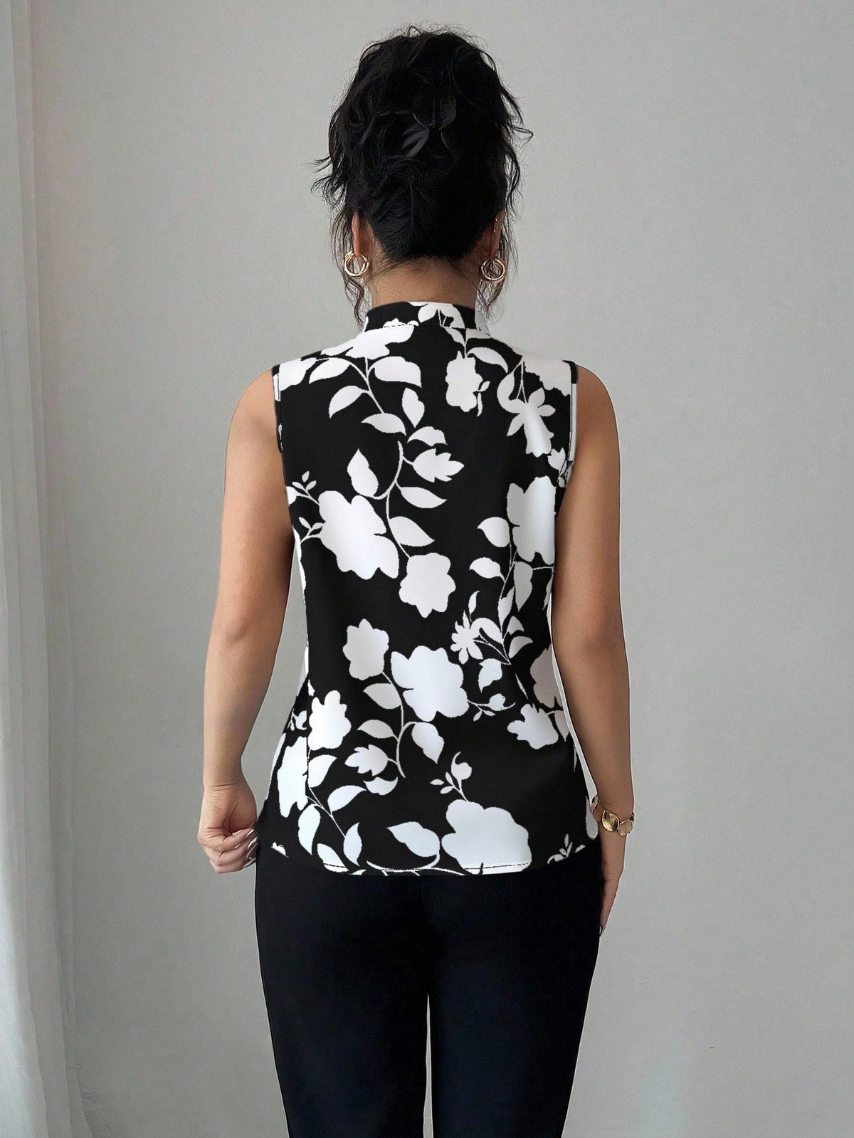 Regata Social Feminina Elegante com Flores