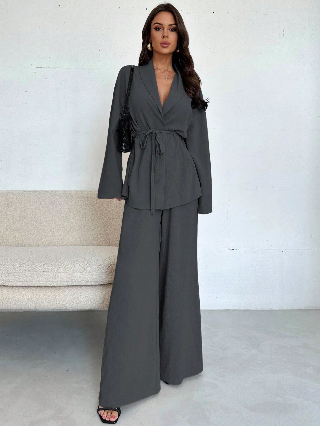 Conjunto Feminino Elegante com Blusa Transpassada e Calça Pantalona