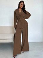 Conjunto Feminino Elegante com Blusa Transpassada e Calça Pantalona