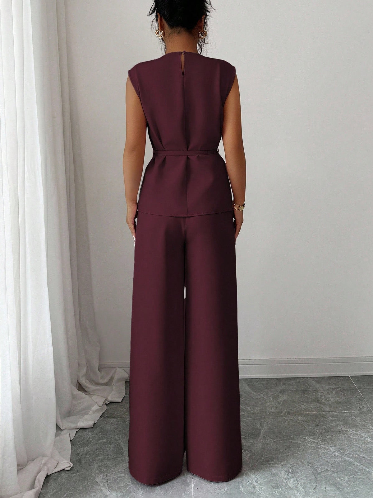 Elenzga Conjunto Elegante de Escritório/Casual para Mulheres, Composto por Camisa com Colarinho, Fivela de Metal Ajustável no Ombro, Bainha Assimétrica e Camadas, Combinada com Calça Larga de Perna Solta, 2 Peças, Primavera/Verão
