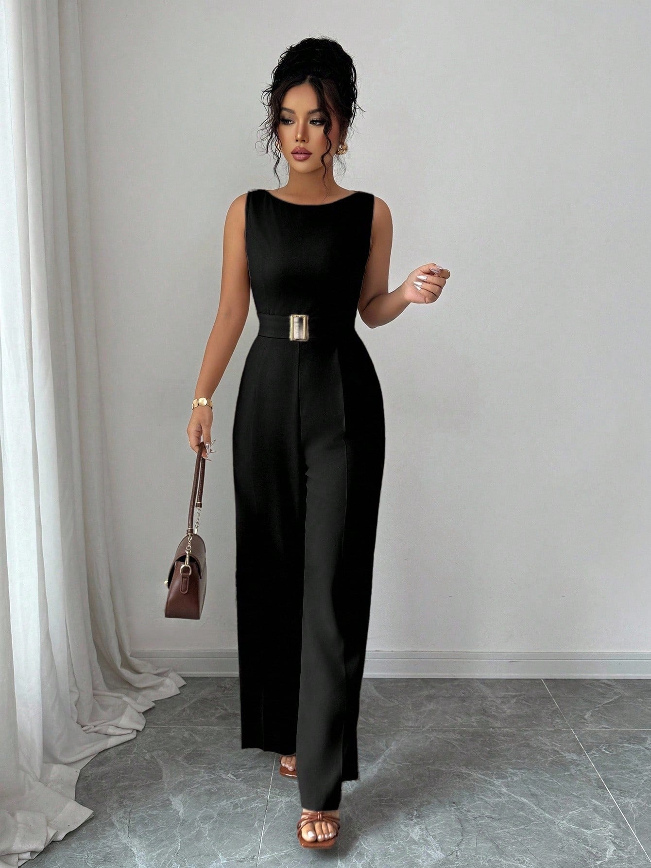 Macacão Feminino com Cinto Elegante Sem Mangas