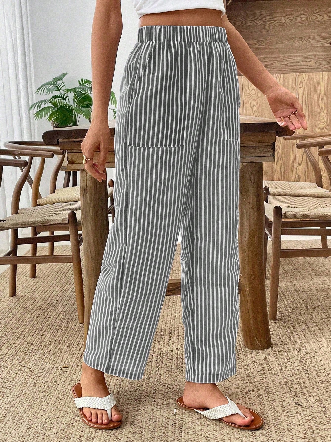 Calça Reta Feminina Listrada com Elástico na Cintura