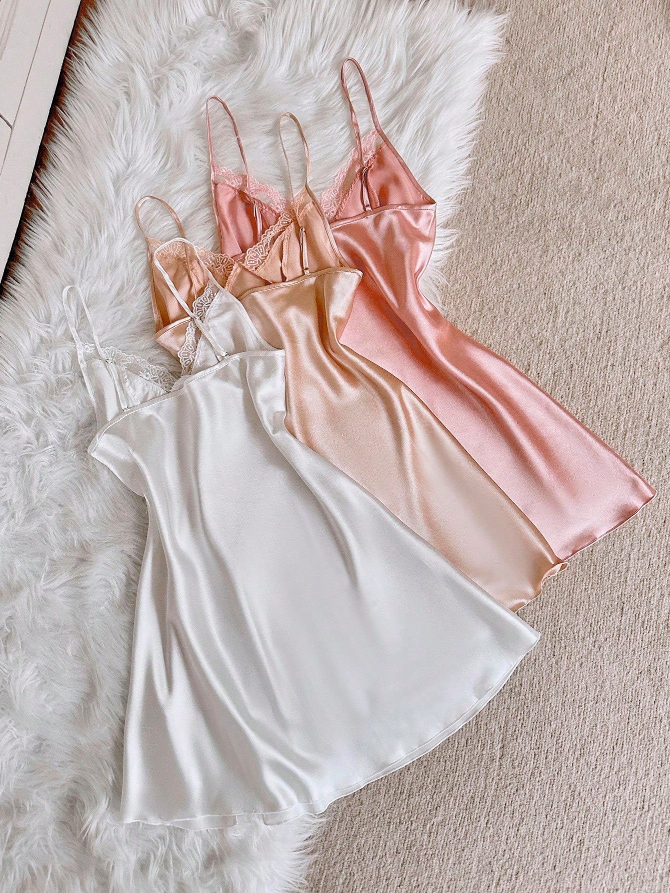 Kit com Três Camisola de Cetim Feminina Sexy Bordada em Renda