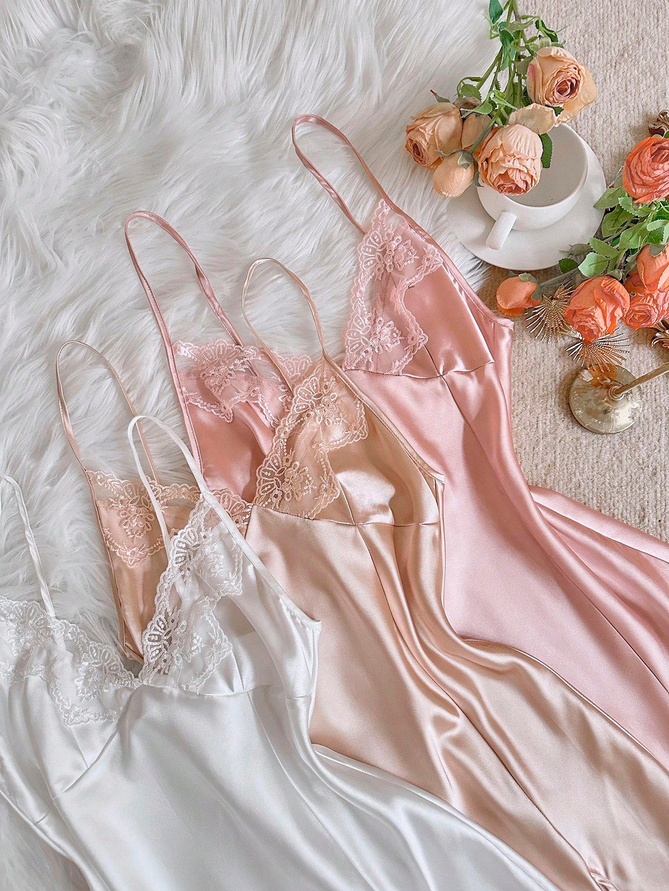 Kit com Três Camisola de Cetim Feminina Sexy Bordada em Renda