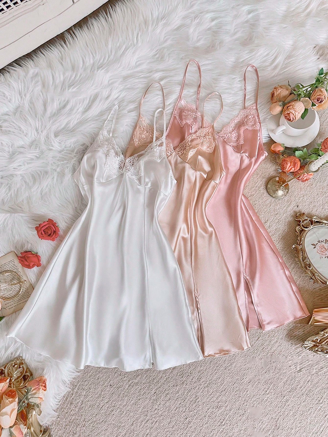 Kit com Três Camisola de Cetim Feminina Sexy Bordada em Renda