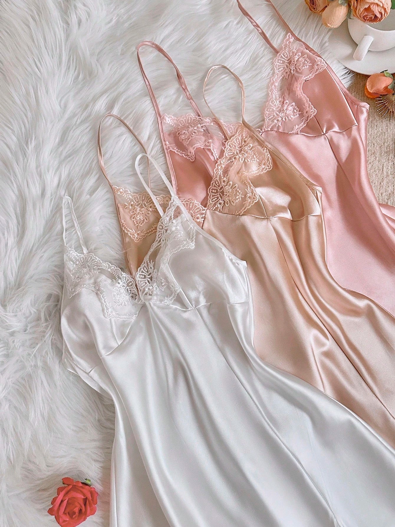 Kit com Três Camisola de Cetim Feminina Sexy Bordada em Renda