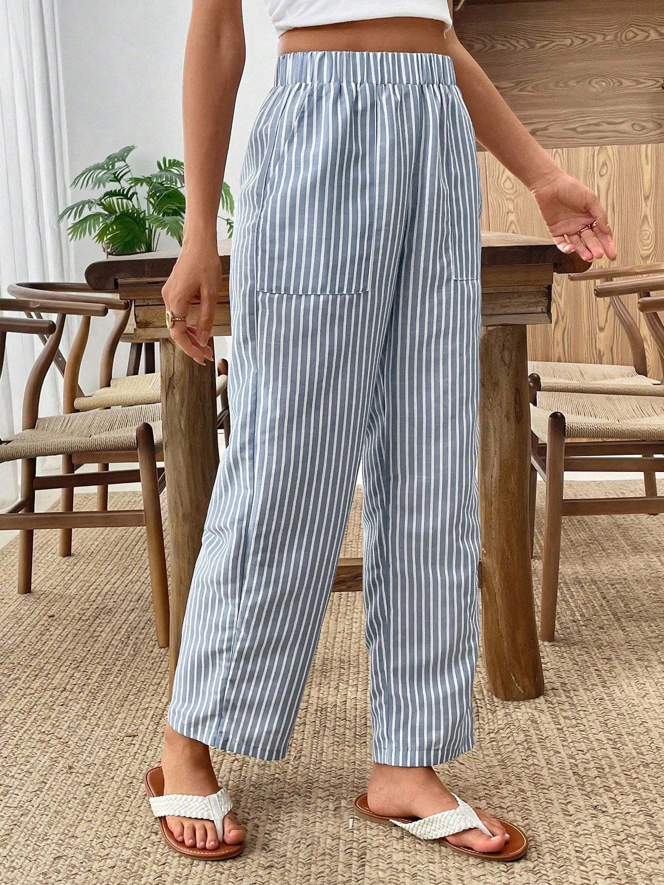 Calça Reta Feminina Listrada com Elástico na Cintura