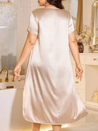 Camisola Longa Plus Size de Cetim com Bordado Elegante