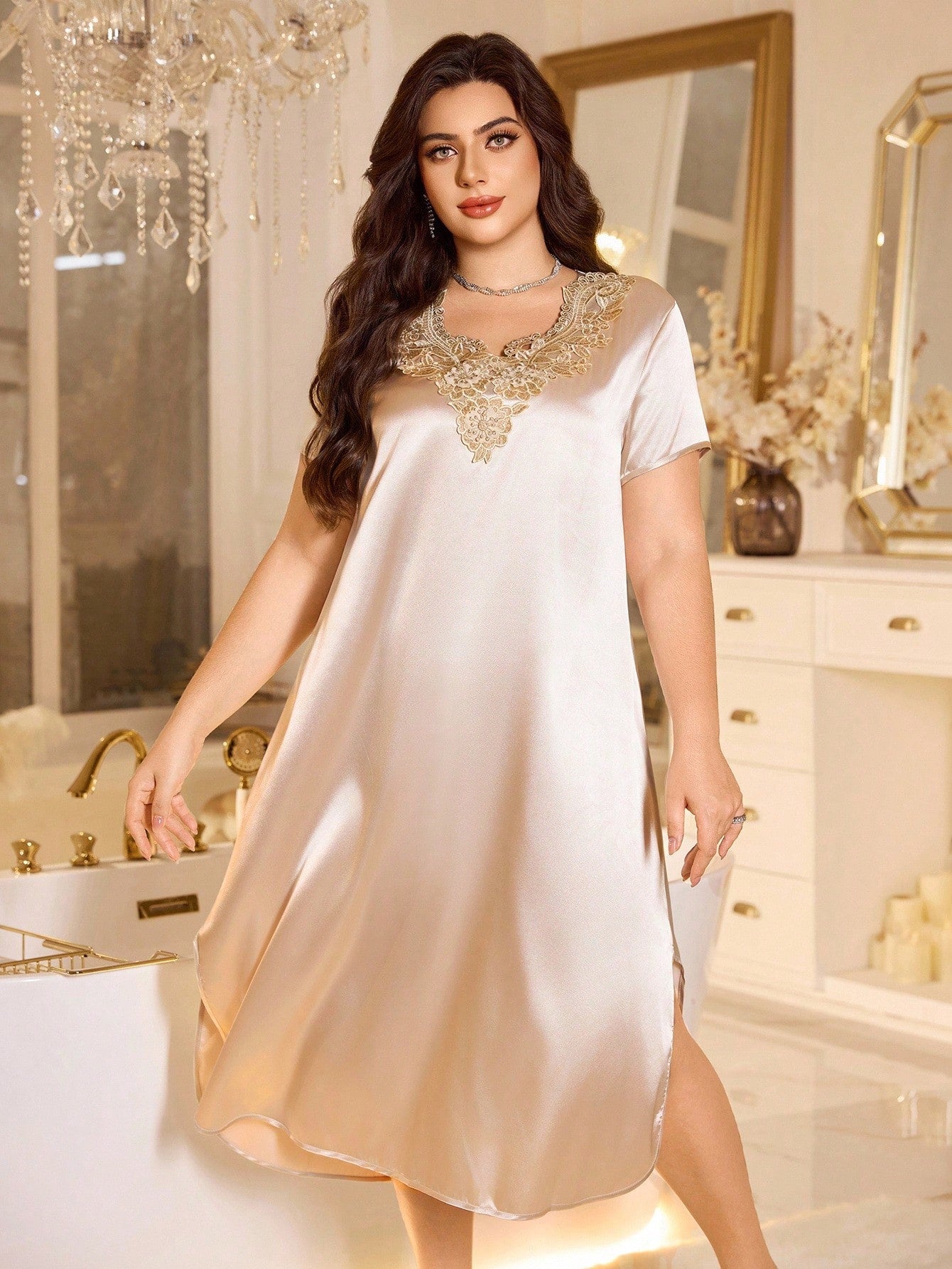 Camisola Longa Plus Size de Cetim com Bordado Elegante