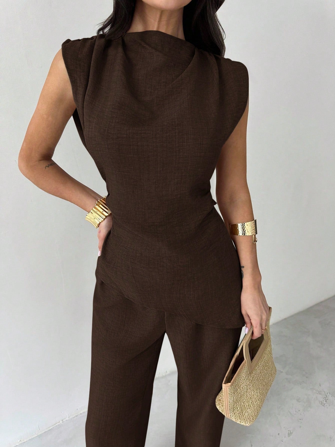 Conjunto Feminino Elegante com Blusa Assimétrica e Calça Pantalona