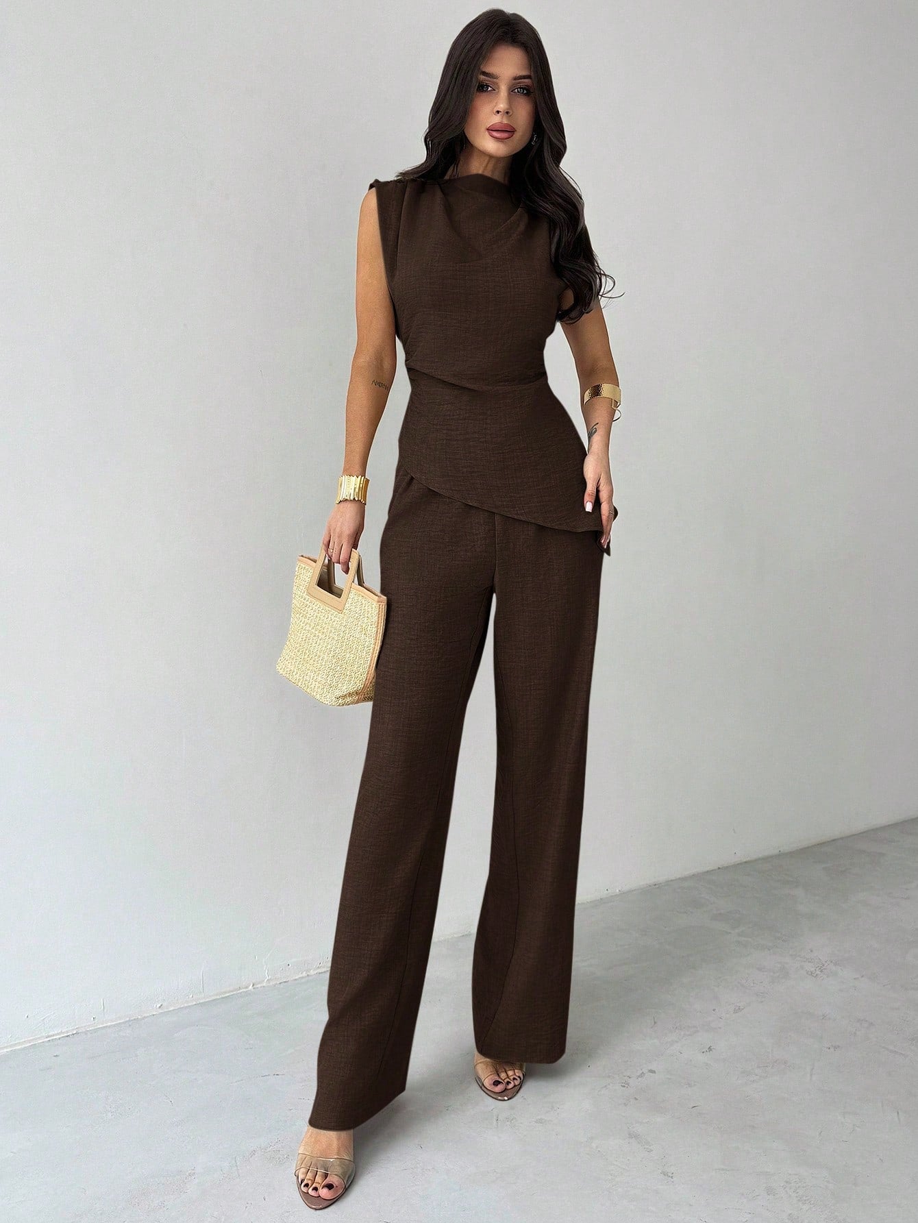 Conjunto Feminino Elegante com Blusa Assimétrica e Calça Pantalona