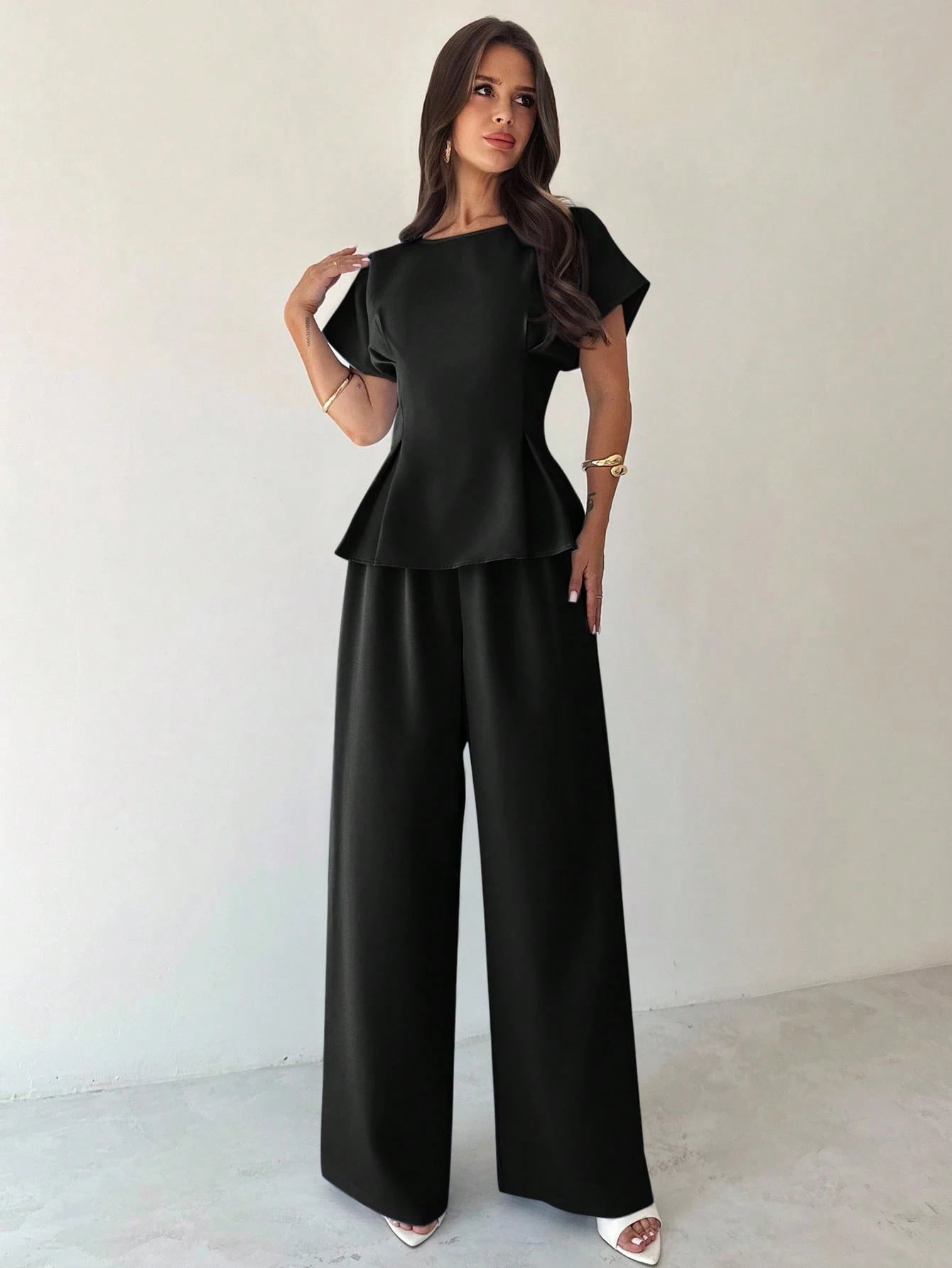 Conjunto Feminino Elegante com Blusa Acinturada e Calça Pantalona