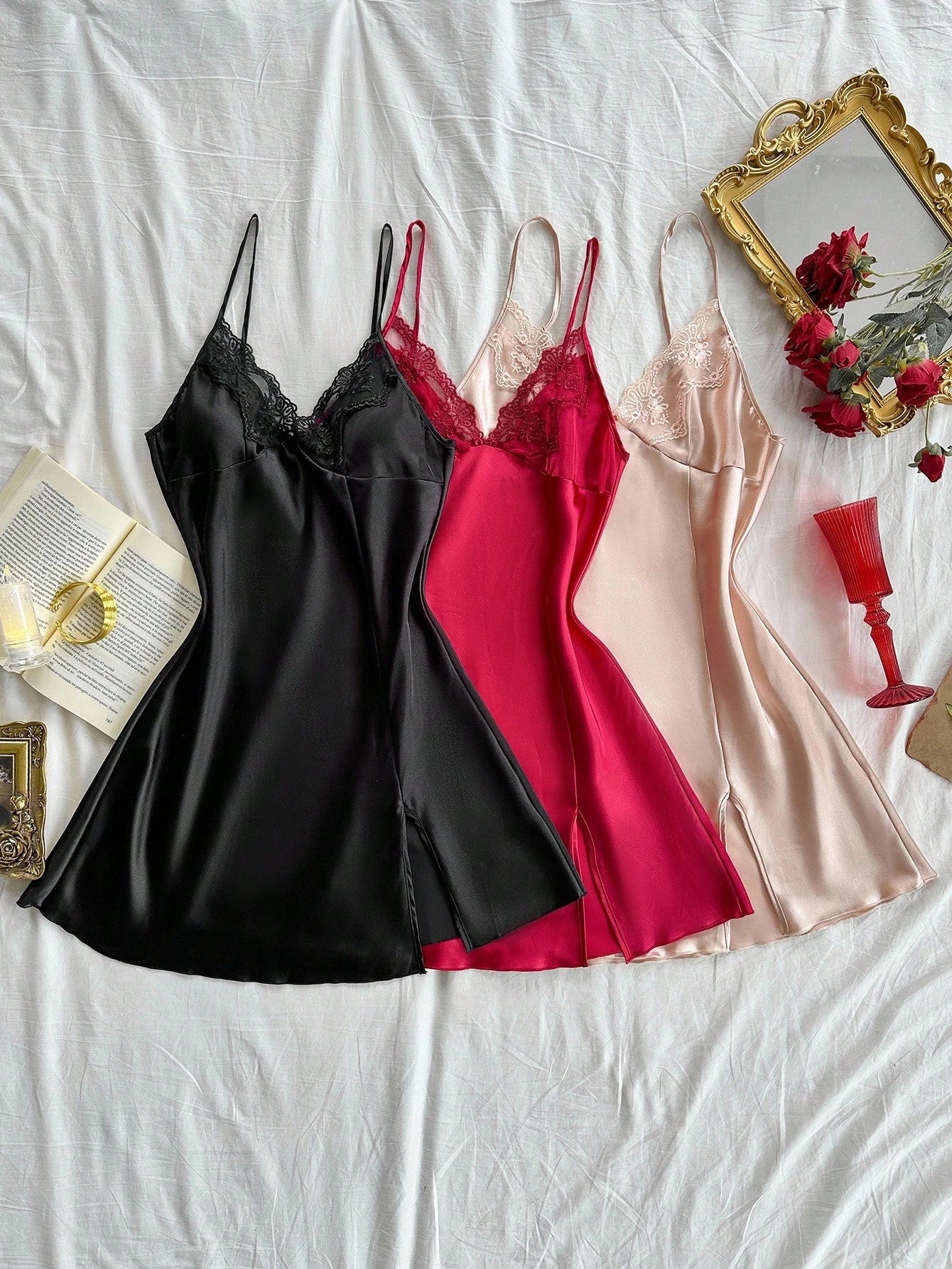 Kit com Três Camisolas Femininas de Cetim Sexy Bordada em Renda