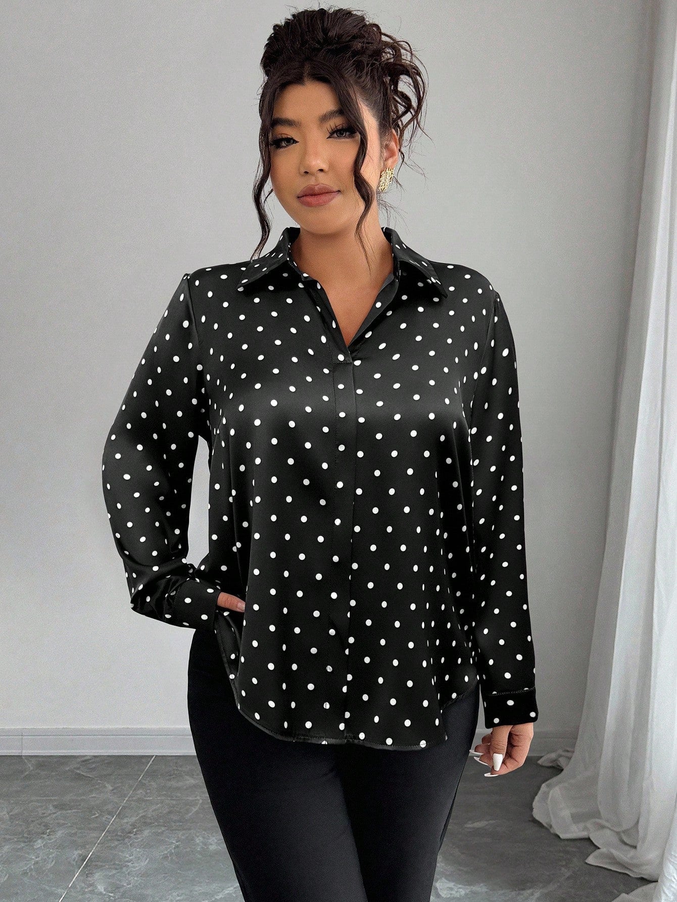 Camisa Feminina Plus Size Manga Longa Petit Poá 